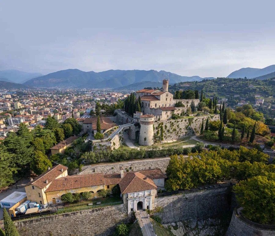 Veduta di Brescia e del suo paesaggio verde