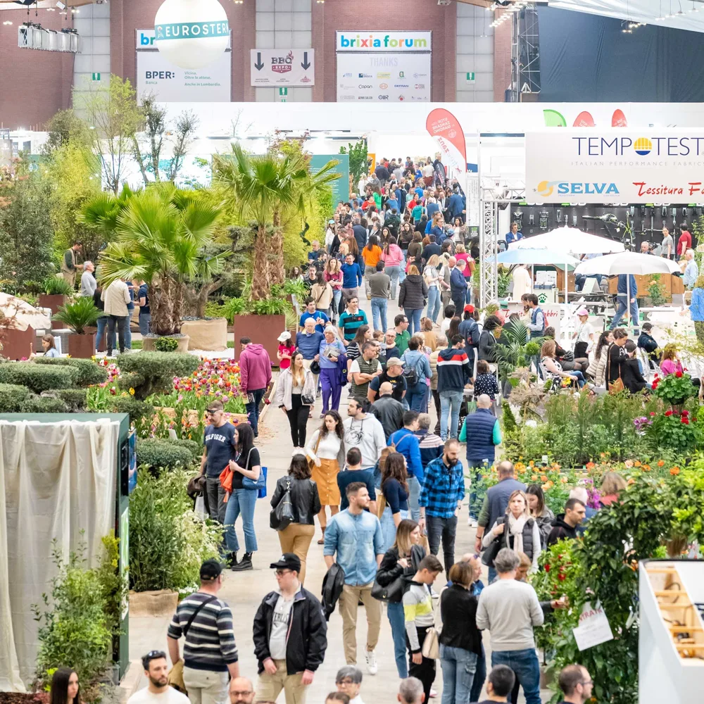 Visitatori tra gli stand e le piante di una precedente edizione di Cosmogarden
